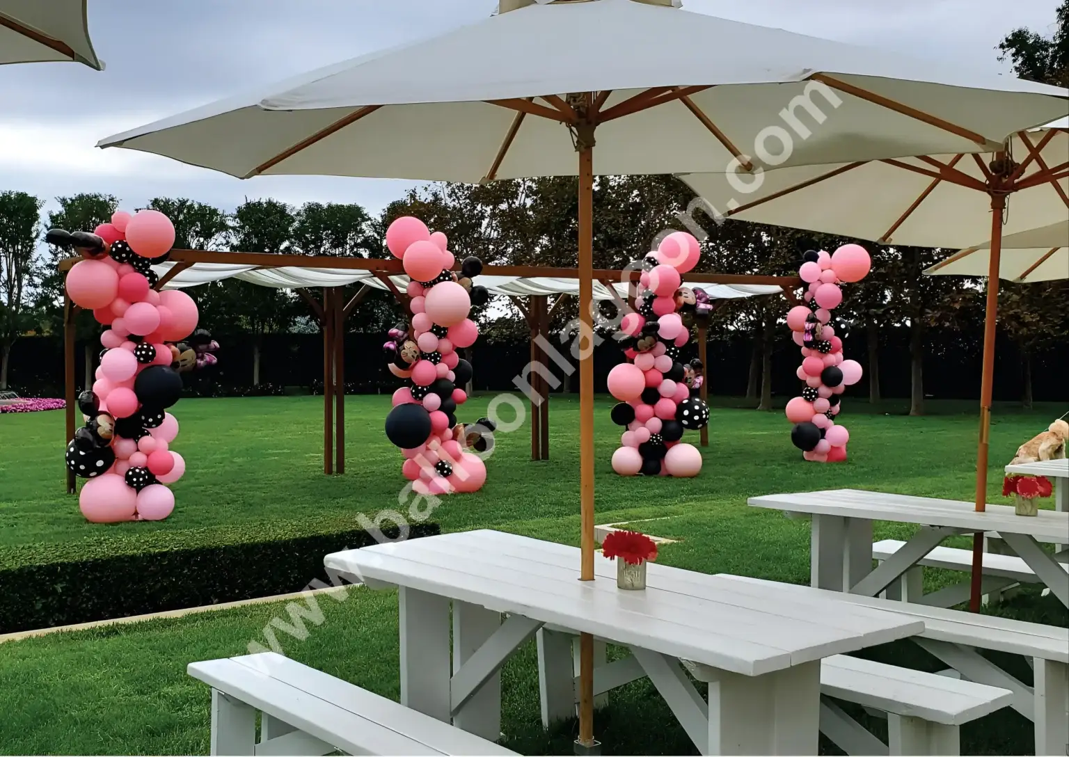 Outdoor balloon columns in pink and black with polka dots – luxury garden party in Los Angeles