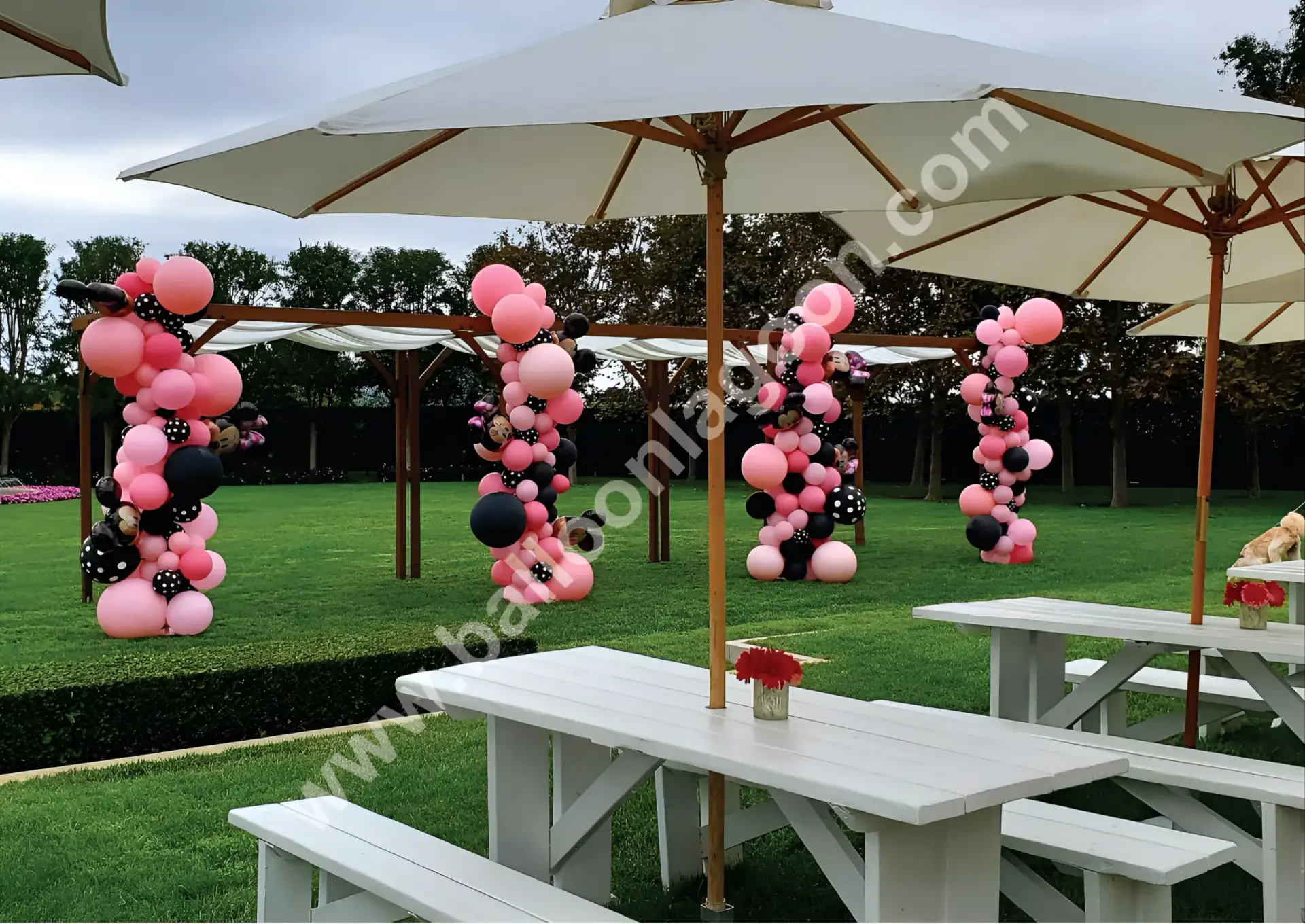 Outdoor balloon columns in pink and black with polka dots – luxury garden party in Los Angeles