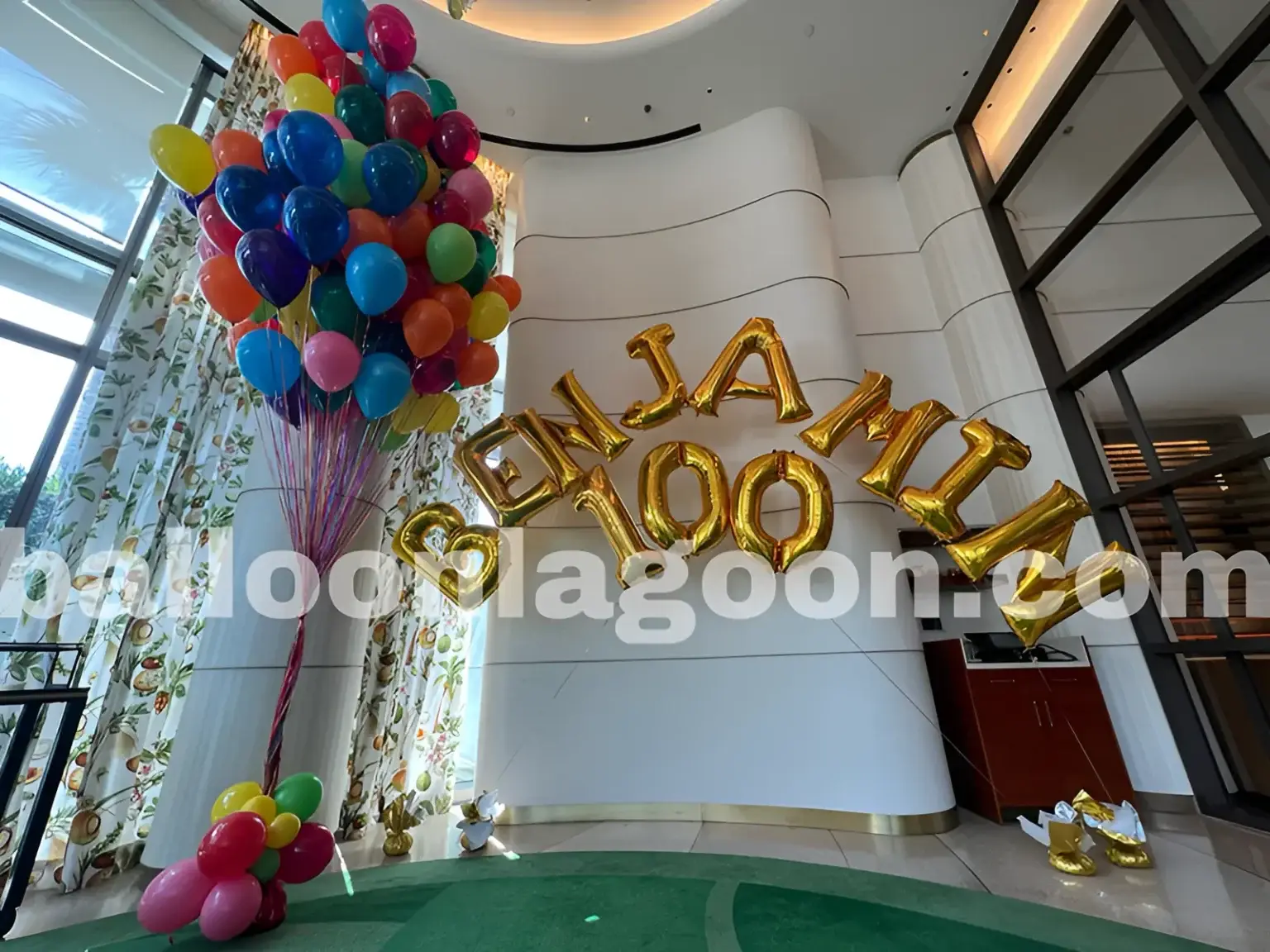 Gold balloon letters spelling Benjamin with 100 celebration and vibrant helium balloons – Los Angeles party